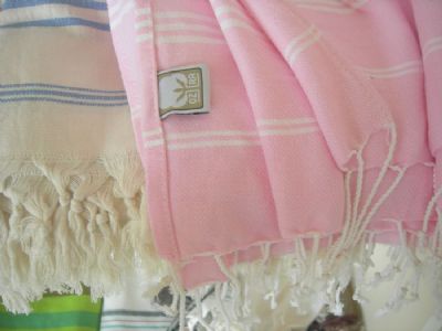 Elle Dokumas� T�rk Hamam� Havlular��reticisi
T�rk Hamam Havlu | El �rg�s� Fouta<br><br>Elle Dokumas� T�rk Hamam� Havlular��reticisi
T�rk Hamam Havlu | El �rg�s� Fouta<br><br>

T�rkiye'  de geleneksel pestemal banyo havlular�,  nadiren el dokumas� yapmaktad�r ve Denizli b�lgesinde deneyimli dokumac�lar taraf�ndan �retilmektedir.  Anadolu'  da yakla��k alt� y�z y�ll�k bir ge�mi�i vard�r.  Baz�lar�n�n sa�akl� havlu,  p�sk�ll� havlu,  hamam havlu,  pe�temal veya T�rk havlu dedi�ini duyabiliyorsunuz.  <br><br>

Peshtemal �ok emici ve �ok h�zl� kuruyor,  hafif ve hafif bir alan kapl�yor,  bu da m�kemmel seyahat arkada�� anlam�na geliyor.  Banyolar,  havuzlar,  spa,  plajlar,  spor tesisleri ve en �nemlisi bebek bak�m� a��s�ndan harika,  olanaklar s�n�rs�z!  <br><br>

Geleneksel olarak Peshtemal,  tezgahlarda%  100 pamuklu dokumadan yap�lm�� bir bezdir ve yakla��k 600 y�ll�k bir tarihe sahip buharl� banyodaki cisimleri �rtmek i�in kullan�lm��t�r.  Daha yak�n zamanlarda Pe�temal ayr�ca Linen & Bamboo gibi do�al elyaflardan �retilmi�tir.  <br><br>

Pe�temal Bornoz olduk�a emici ve �ok h�zl� kuruyor,  hafif ve hafif bir alan kapl�yor,  bu da m�kemmel seyahat arkada�� anlam�na geliyor.  Banyolar,  havuzlar,  spa,  plajlar,  spor tesisleri i�in harika!  <br><br>

PAMUK Line<br>

-  %  100 T�rk �evre dostu pamuk-  �nce ve Hafif-  Y�ksek Emici,  H�zl� Kuru-  �ok az yer kapl�yor-  Ta��mas� kolay-  5-  15 renk kullan�labilir-  Nak��l�,  ki�iselle�tirilmi� olabilir-  �zel etiket mevcut-  Do�al el yap�m� p�sk�ller ve sa�aklar-  Herkes i�in m�kemmel bir hediye,  unisex-  95x190 cm,  95x180 cm,  95X200 cm-  Pre-  Washhed,  Pre-  shrinked-  T�rkiye'  de �retildi<br><br>

Linen & Bambee Hatt�<br>

-  %  70 Keten /  %  30 Pamuklu Hamam Havlular�<br>

-  %  30 Keten /  %  70 Pamuklu Hamam Havlular�<br>
-  %  70 Bambu /  %  30 Pamuklu Hamam Havlular�<br>

Nerede kullan�l�r?  <br>
Hamam Havlu,  Beach Pareo,  Plaj havlusu,  Masa �rt�leri,  Koltuk K�l�f�,  �ezlong Kapa��,  andalye �rt�leri,  �al,  Spa Havlu,  Sauna Havlu,  Sauna Pareo,  Yoga F�rlat,  A��k piknik,  Masaj masas� �rt�s�
