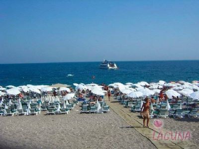 Otelimiz Antalya �ehir merkezinde , hem �ehir hemde tatil oteli olanaklar� ve �zelliklerine sahip 52 Adet �� odal� Suit ,12 Adet 1+1 Junior Suit toplam  64 dairel ve 196 yatak kapasiteli Turizm Bakanl��� belgeli 3 + y�ld�zl� bir tesistir.<br><br>  

Otelimiz ; Antalya havaliman�na 15 Km. mesafede , Antalya �ehrinin e�siz tarihi ve k�lt�rel �zelliklerini yans�tan , kendine �zg� mimari yap�s�yla 

tarihe tan�kl�k eden '' Y�VL� M�NARE '' ve B�g�n hala ya�ayan '' Eski �ehir '' g�r�n�m�ndeki '' Kale i�i '' semtine 900 metre uzakl�kta , Antalya 

�ehrinde ya�am�� t�m uygarl�klara be�iklik eden ve bu uygarl�klar�n ,K�lt�rlerin izlerini yans�tan '' Antalya M�zesine '' 350 Metre mesafede , 

D�nyan�n en �nl� ,en  uzun ve en  temiz sahillerine sahip Konyaalt� plaj�na ( Beach Park )  ta��tla sadece 5 dakika , Denize uzakl��� Ku� u�u�uyla 400 metre uzakl�ktad�r.

  

Otelimizde ( BB ) Oda kahvalt� , ( HB ) Yar�m Pansiyon , ( ALL.INKL) Her�ey dahil , ( APART ) Sadece daire. 

Sistemlerinin herbiri istege g�re uygulanmaktad�r.  
<br><br>Our hotel is in the city centre three star hotel with the city hotel opportunities and holiday hotel opportunities. We have 52  Suits with 3 bedroom, 12 junior bedroom with 1+1 bedroom as total 196 beds. <br><br>

It is only 15 km. from Antalya International Airport, 900 m. from old city centre and world famous Yivli Minare and Kalei�i, 350 m. from  museum of Antalya where you can see the traces and signs of many civilizations lived in Antalya, 5 minutes by bus to the one of the most famous, longest and cleanest of he world Konyaalri Beach and 400 m. to the see. 

  
You will be served (BB) Room �breakfast, (HB) half pansion, (ALL INCL.) All inclusive or (APART) only flat system up to your wish. 
