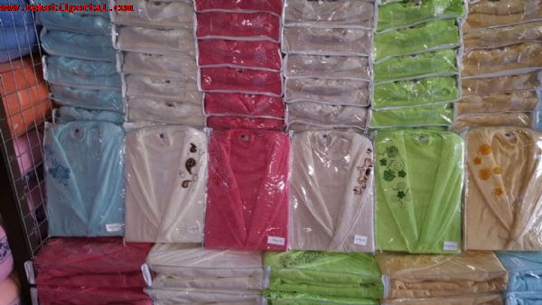 Фото бамбуковые халаты, будут проданы, один 9 $<br><br>Бамбук тафтинговых вышитое халаты будет продано, один 9 $<br>
Цвет = розовый, крем цвет, бирюзовый, зеленый